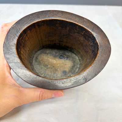 A Chinese inkstone with hongmu cover and stand, a boxwood carving, a bamboo brushpot and an incense tube — 照片 6