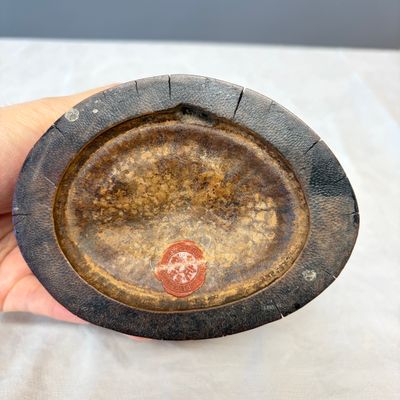 A Chinese inkstone with hongmu cover and stand, a boxwood carving, a bamboo brushpot and an incense tube — 照片 7