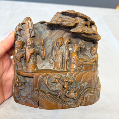 A Chinese inkstone with hongmu cover and stand, a boxwood carving, a bamboo brushpot and an incense tube — 照片 8