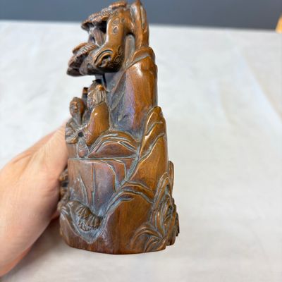 A Chinese inkstone with hongmu cover and stand, a boxwood carving, a bamboo brushpot and an incense tube — 照片 9