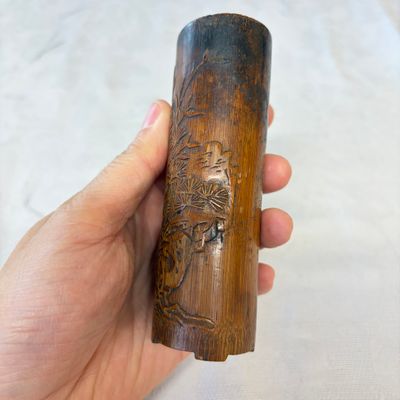 A Chinese inkstone with hongmu cover and stand, a boxwood carving, a bamboo brushpot and an incense tube — 照片 15