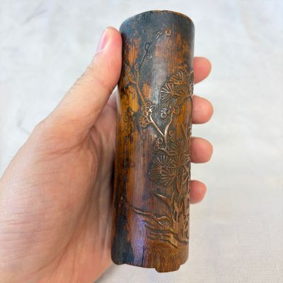 A Chinese inkstone with hongmu cover and stand, a boxwood carving, a bamboo brushpot and an incense tube — 照片 17
