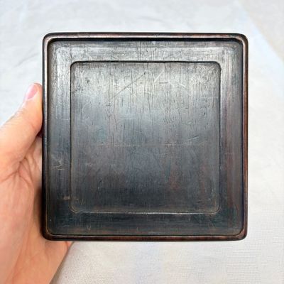 A Chinese inkstone with hongmu cover and stand, a boxwood carving, a bamboo brushpot and an incense tube — 照片 21