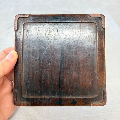 A Chinese inkstone with hongmu cover and stand, a boxwood carving, a bamboo brushpot and an incense tube — 照片 27