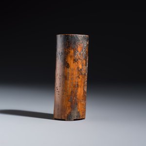 A Chinese inkstone with hongmu cover and stand, a boxwood carving, a bamboo brushpot and an incense tube — 照片 18