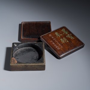 A Chinese inkstone with hongmu cover and stand, a boxwood carving, a bamboo brushpot and an incense tube — 照片 22