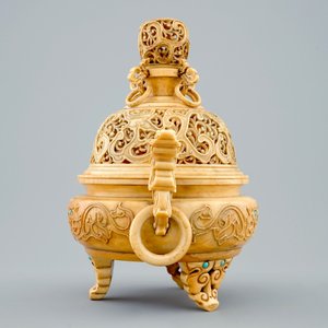 A Chinese inlaid and carved ivory tripod censer on wooden base, 19th C. — 照片 3