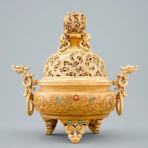 A Chinese inlaid and carved ivory tripod censer on wooden base, 19th C. — 照片 4