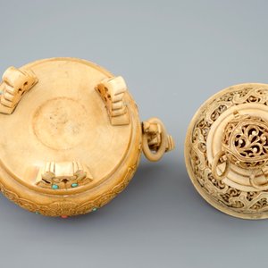 A Chinese inlaid and carved ivory tripod censer on wooden base, 19th C. — 照片 7