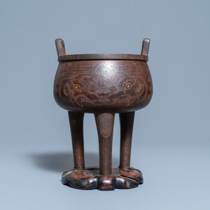 A Chinese inlaid bronze tripod censer on wooden stand, Ming — 照片 2