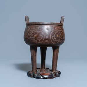 A Chinese inlaid bronze tripod censer on wooden stand, Ming — 照片 4