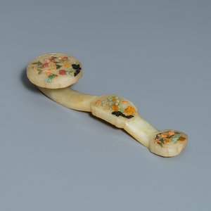A Chinese inlaid hardstone ruyi sceptre, 19/20th C. — 照片 1