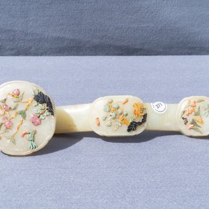A Chinese inlaid hardstone ruyi sceptre, 19/20th C. — 照片 8