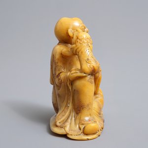 A Chinese inlaid Shoushan soapstone figure of a Luohan, 19/20th C. — 照片 2
