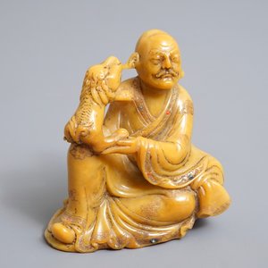 A Chinese inlaid Shoushan soapstone figure of a Luohan, 19/20th C. — 照片 7