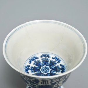 A Chinese inscribed blue and white stem cup, Qianlong seal mark and of the period — photo 7