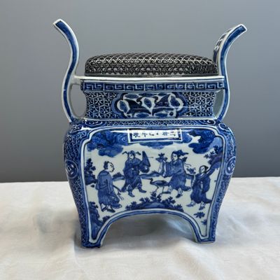 A Chinese inscribed blue and white two-handled 'Immortals' censer — foto 1