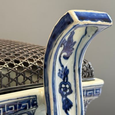 A Chinese inscribed blue and white two-handled 'Immortals' censer — foto 11