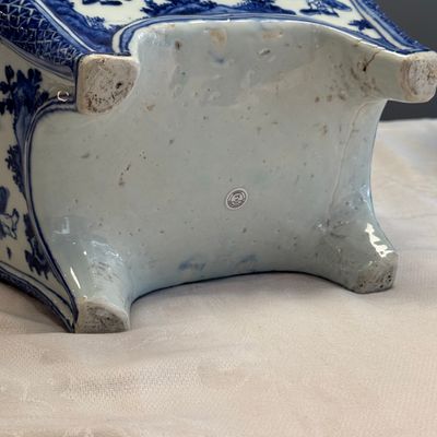 A Chinese inscribed blue and white two-handled 'Immortals' censer — foto 22