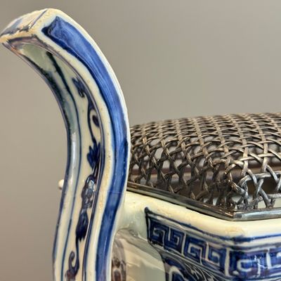 A Chinese inscribed blue and white two-handled 'Immortals' censer — foto 4