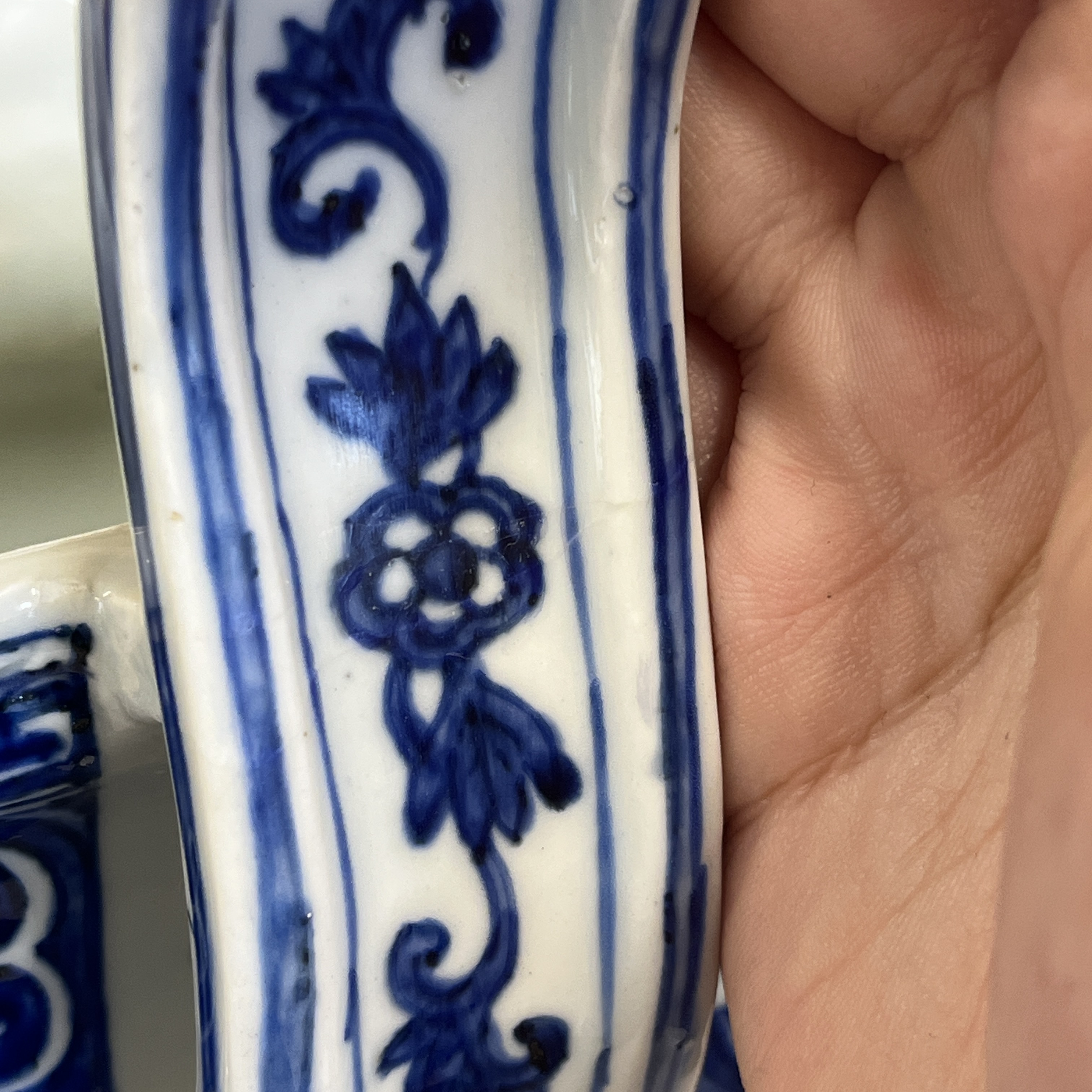 A Chinese inscribed blue and white two-handled 'Immortals' censer — foto 32