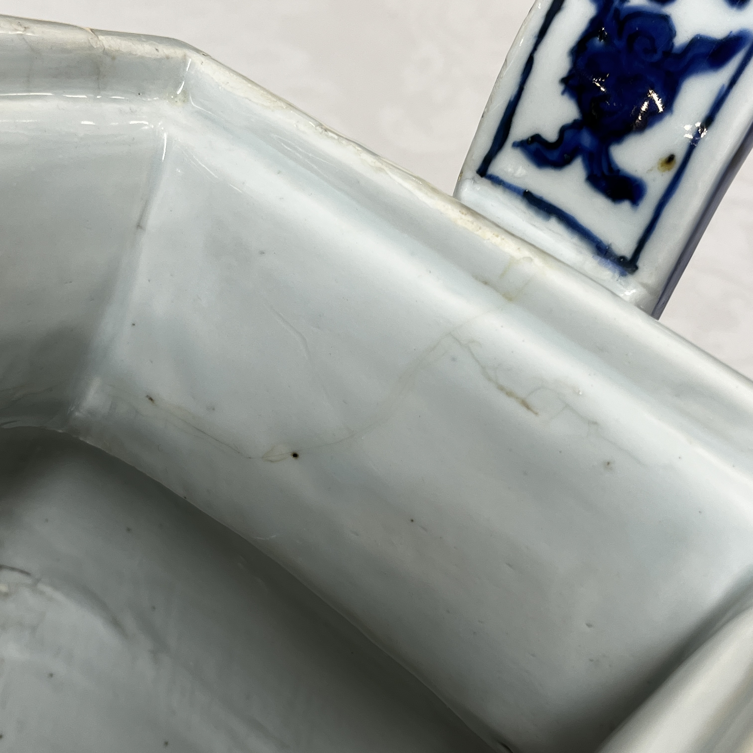 A Chinese inscribed blue and white two-handled 'Immortals' censer — foto 35