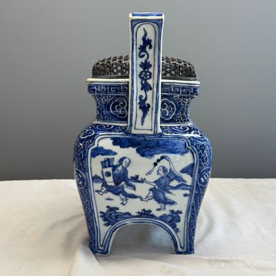 A Chinese inscribed blue and white two-handled 'Immortals' censer — foto 6