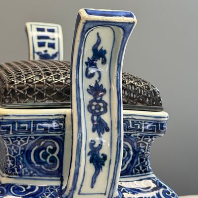 A Chinese inscribed blue and white two-handled 'Immortals' censer — foto 7