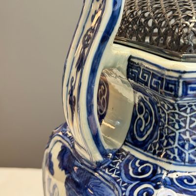 A Chinese inscribed blue and white two-handled 'Immortals' censer — foto 8