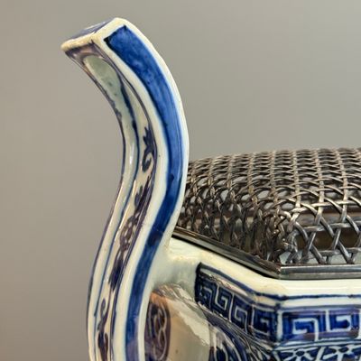 A Chinese inscribed blue and white two-handled 'Immortals' censer — foto 9