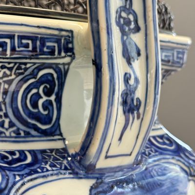 A Chinese inscribed blue and white two-handled 'Immortals' censer — foto 10