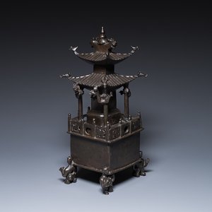 A Chinese inscribed bronze 'square pagoda' censer and cover, 17/18th C. — 照片 1