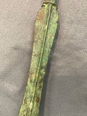 A Chinese inscribed bronze sword, Warring States Period or Han, ca. 3rd C. b.C. — photo 3