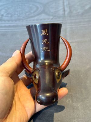 A Chinese inscribed lacquer ritual wine vessel, 'zhou si gong 周兕觥', 19/20th C. — photo 1