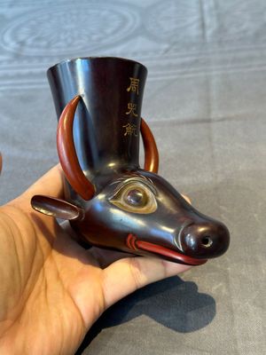 A Chinese inscribed lacquer ritual wine vessel, 'zhou si gong 周兕觥', 19/20th C. — photo 2