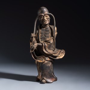 A Chinese inscribed lacquered gilt-bronze figure of a luohan — photo 2