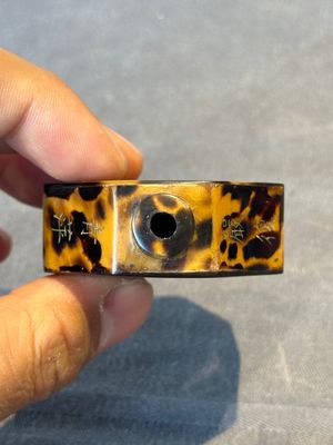 A Chinese inscribed tortoiseshell veneer snuff bottle, Guangxu mark, dated 1930 — foto 5