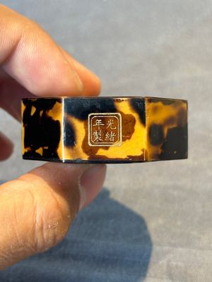 A Chinese inscribed tortoiseshell veneer snuff bottle, Guangxu mark, dated 1930 — foto 6