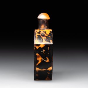 A Chinese inscribed tortoiseshell veneer snuff bottle, Guangxu mark, dated 1930 — foto 4