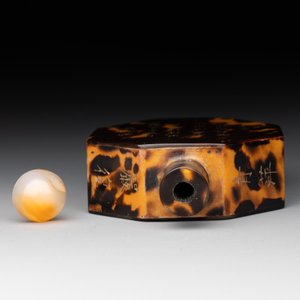 A Chinese inscribed tortoiseshell veneer snuff bottle, Guangxu mark, dated 1930 — foto 5