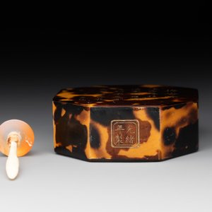 A Chinese inscribed tortoiseshell veneer snuff bottle, Guangxu mark, dated 1930 — foto 6
