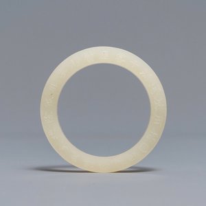 A Chinese inscribed white jade ring, 19/20th C. — photo 2