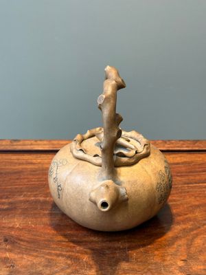 A Chinese inscribed Yixing stoneware teapot and cover,  Shuan Sheng 淦生 mark, Republic — photo 4