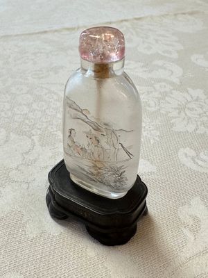 A Chinese inside-painted snuff bottle on wooden stand with figural and insect design, signed Ma Shaoxuan 馬少宣, 20th C. — photo 1