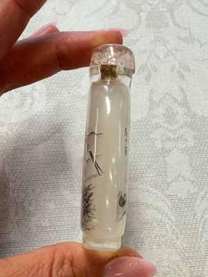 A Chinese inside-painted snuff bottle on wooden stand with figural and insect design, signed Ma Shaoxuan 馬少宣, 20th C. — photo 3