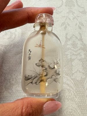 A Chinese inside-painted snuff bottle on wooden stand with figural and insect design, signed Ma Shaoxuan 馬少宣, 20th C. — photo 4