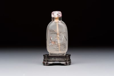 A Chinese inside-painted snuff bottle on wooden stand with figural and insect design, signed Ma Shaoxuan 馬少宣, 20th C.