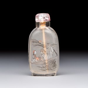 A Chinese inside-painted snuff bottle on wooden stand with figural and insect design, signed Ma Shaoxuan 馬少宣, 20th C. — photo 2