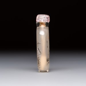 A Chinese inside-painted snuff bottle on wooden stand with figural and insect design, signed Ma Shaoxuan 馬少宣, 20th C. — photo 3