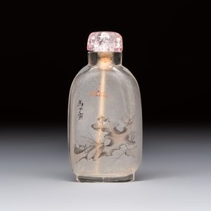 A Chinese inside-painted snuff bottle on wooden stand with figural and insect design, signed Ma Shaoxuan 馬少宣, 20th C. — photo 4
